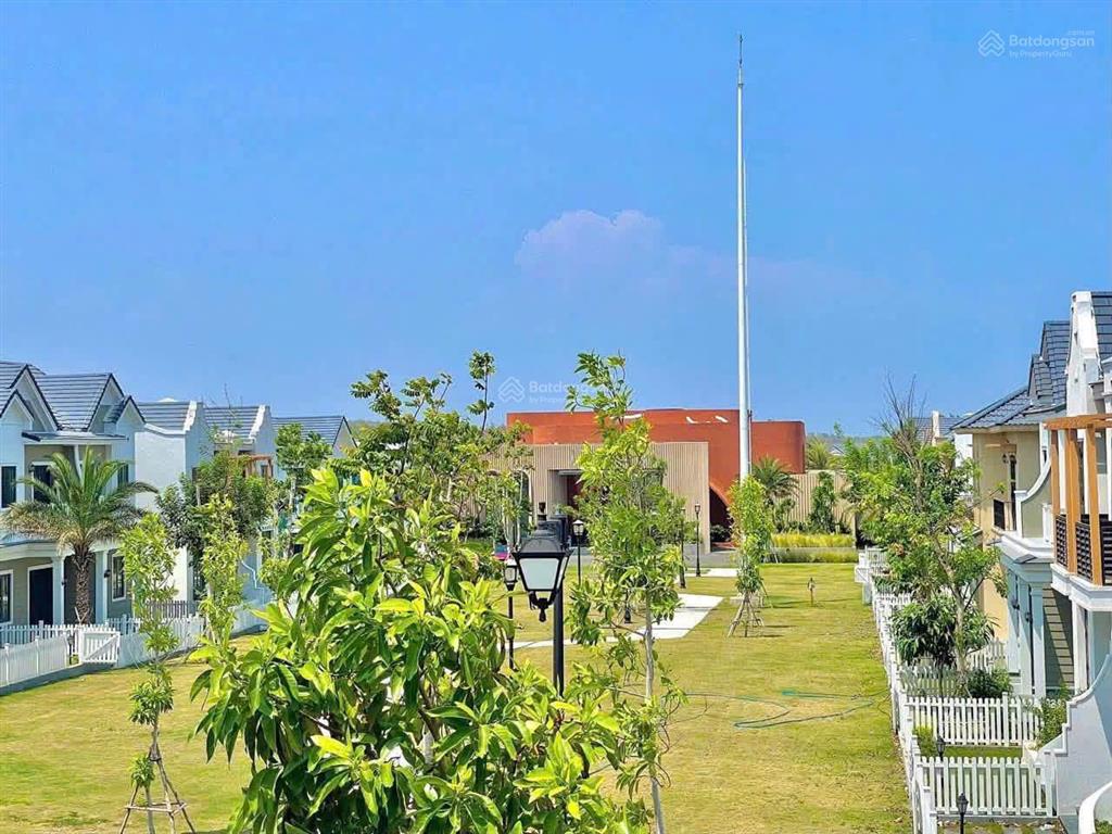Chuyển nhượng biệt thự gần hồ cảnh quan, giá chỉ 4.2 tỷ, vị trí đẹp, hiếm có một căn giá tốt