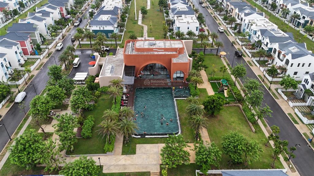 Cần bán nhanh biệt thự 200m2 full nội thất 4 phòng ngủ cao cấp, giá chỉ 5.99 tỷ ngay gần hồ bơi