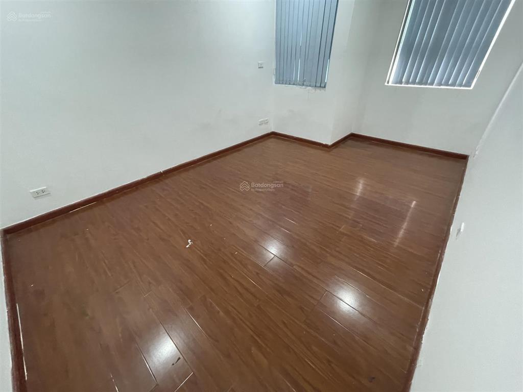 Hot! cho thuê căn hộ golden land nguyễn trãi 132m2, 3 phòng ngủ, đồ cơ bản, giá chỉ 15 triệu/tháng