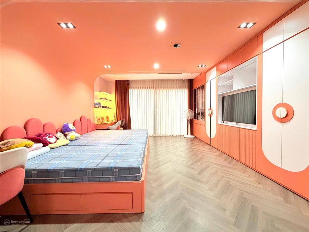 Bán gấp  lô góc lò đúc  8 tầng thang máy  full nội thất tiền tỷ. dt 50m  2 phút hồ gươm