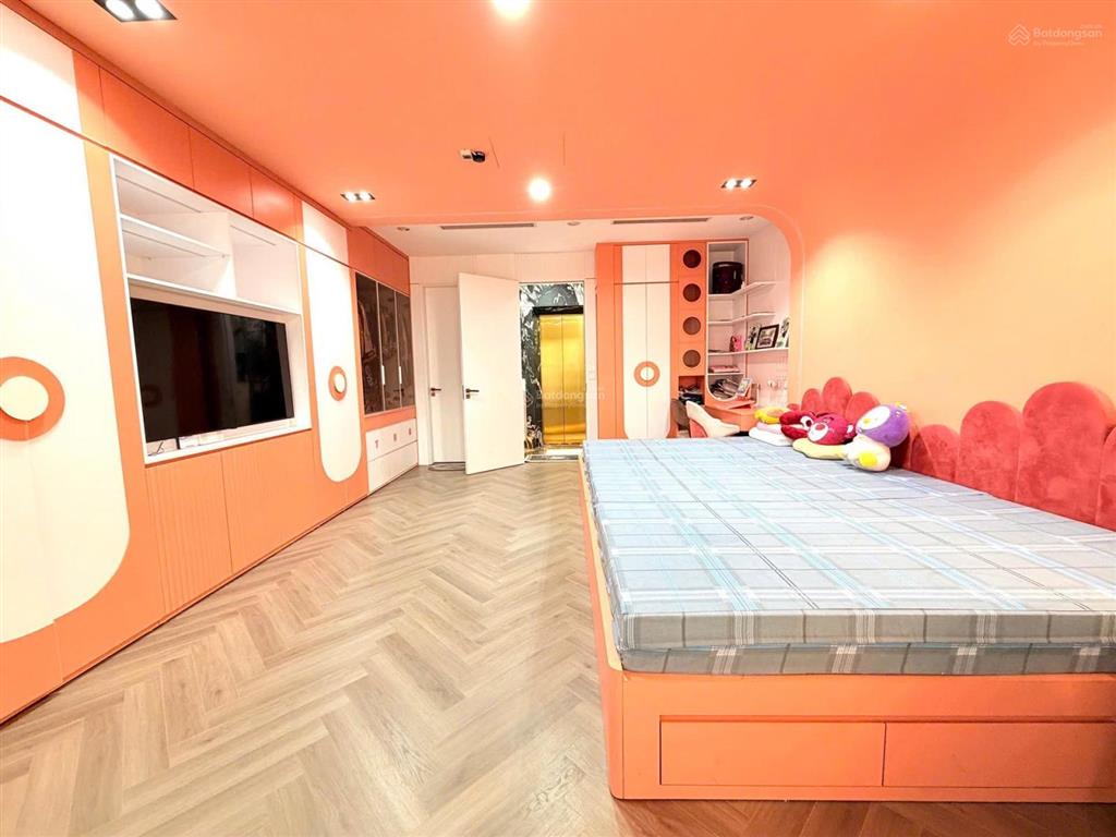 Bán gấp  lô góc lò đúc  8 tầng thang máy  full nội thất tiền tỷ. dt 50m  2 phút hồ gươm