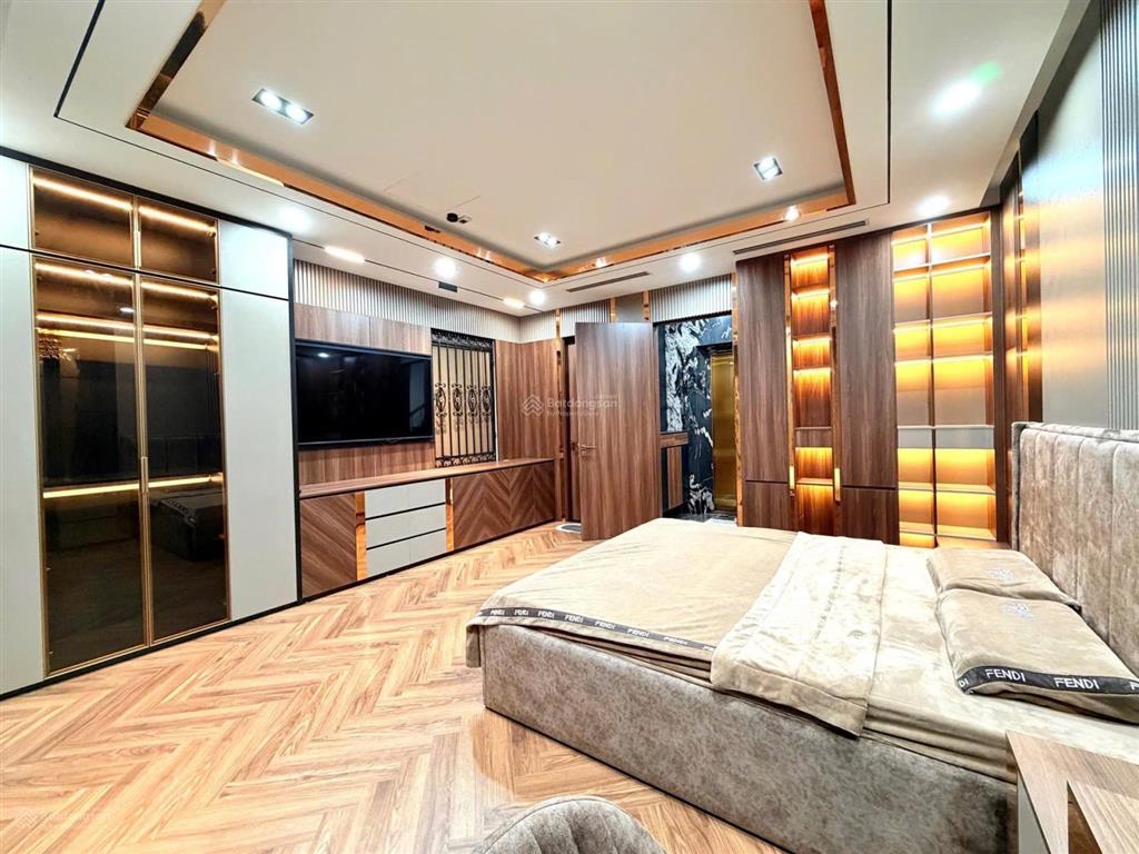 Bán gấp  lô góc lò đúc  8 tầng thang máy  full nội thất tiền tỷ. dt 50m  2 phút hồ gươm