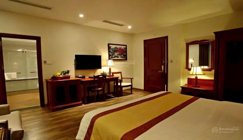 Bán khách sạn 12 tầng  lô góc 3 mặt tiền cầu giấy  doanh thu 1,3 tỷ/th. tài sản đầu tư khủng