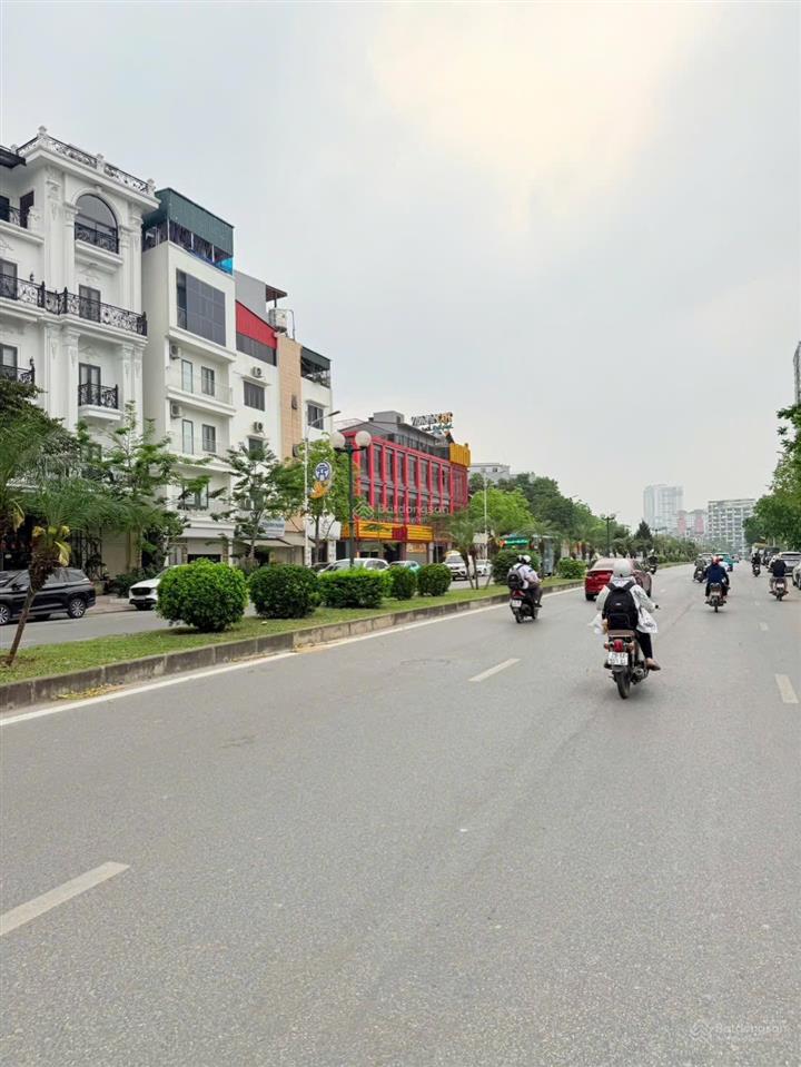 Tòa văn phòng hạng a  mặt phố hồng tiến  trung tâm long biên  480m  9 tầng  mặt tiền 18m.