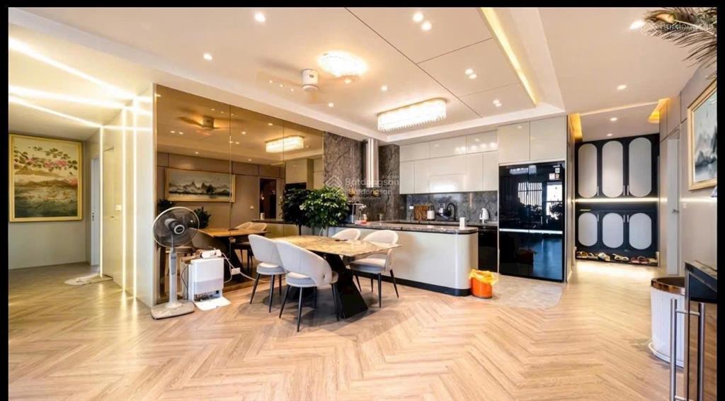 Bán căn hộ vincom bà triệu  căn góc  tầng 15  135m  view đẹp  sổ đỏ sẵn giao dịch. giá 22 tỷ