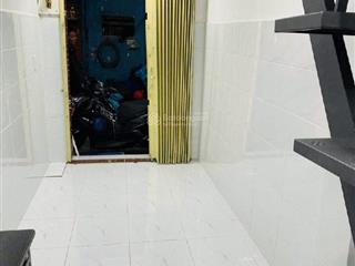 Q1  nhà nhỏ xinh  võ văn kiệt  3 tầng  12,6m2  sổ riêng  chỉ hơn 2tỷ(một chút xíu) hộ khẩu q1