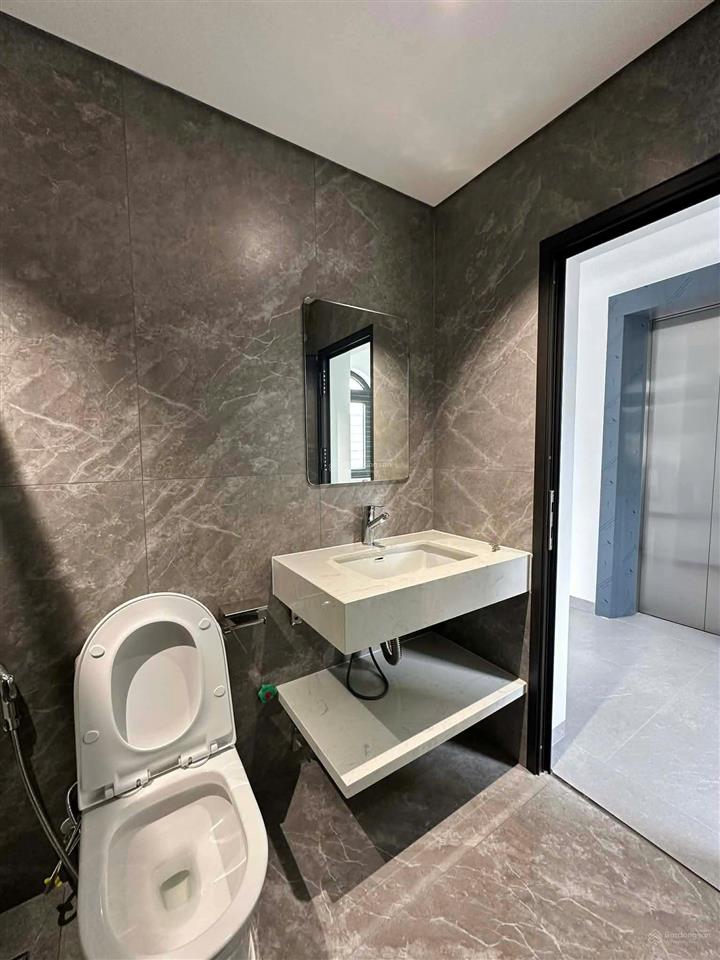 Cho thuê đlsh đương lớn 52m , 50 triệu vnd, 150m2, hoàn thiện 5 tầng có thang máy