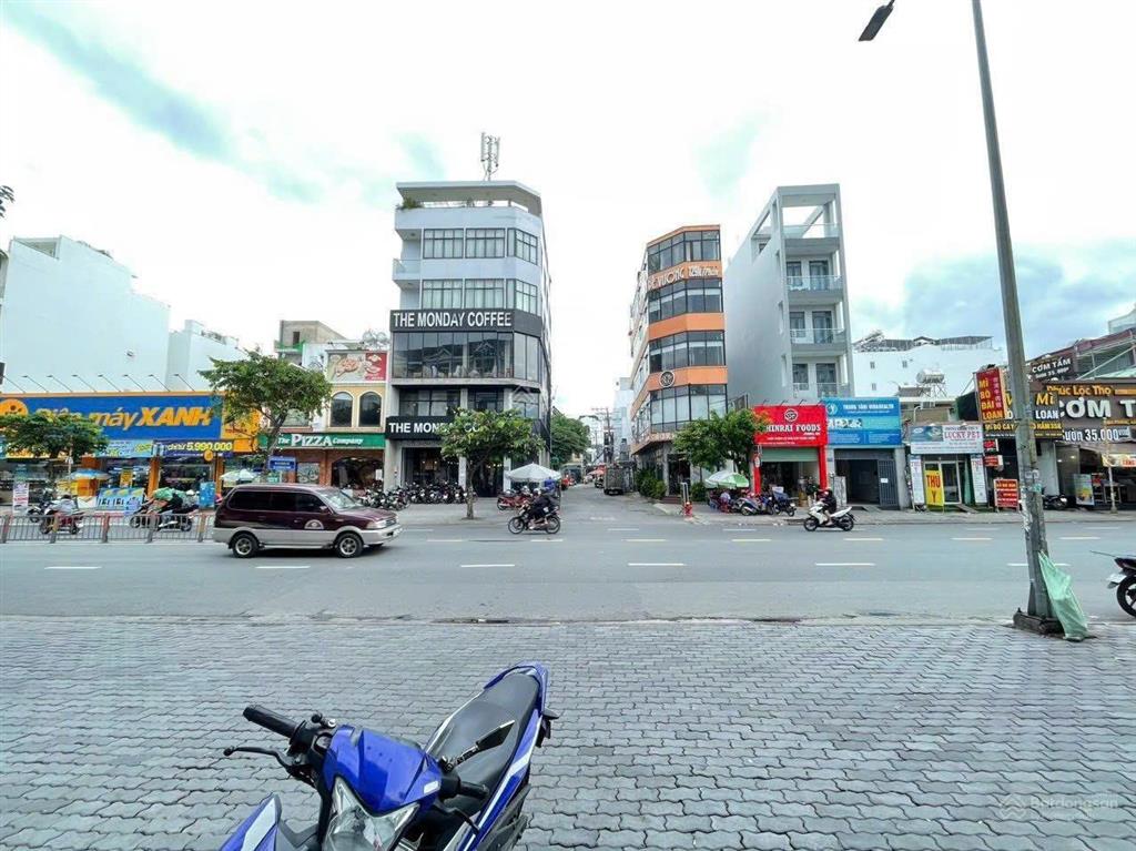 Bán nhà hxh phan văn trị, p5, gv, dt 5.5m x 17m, giá chỉ 8.7 tỷ đối diện siêu thị emart