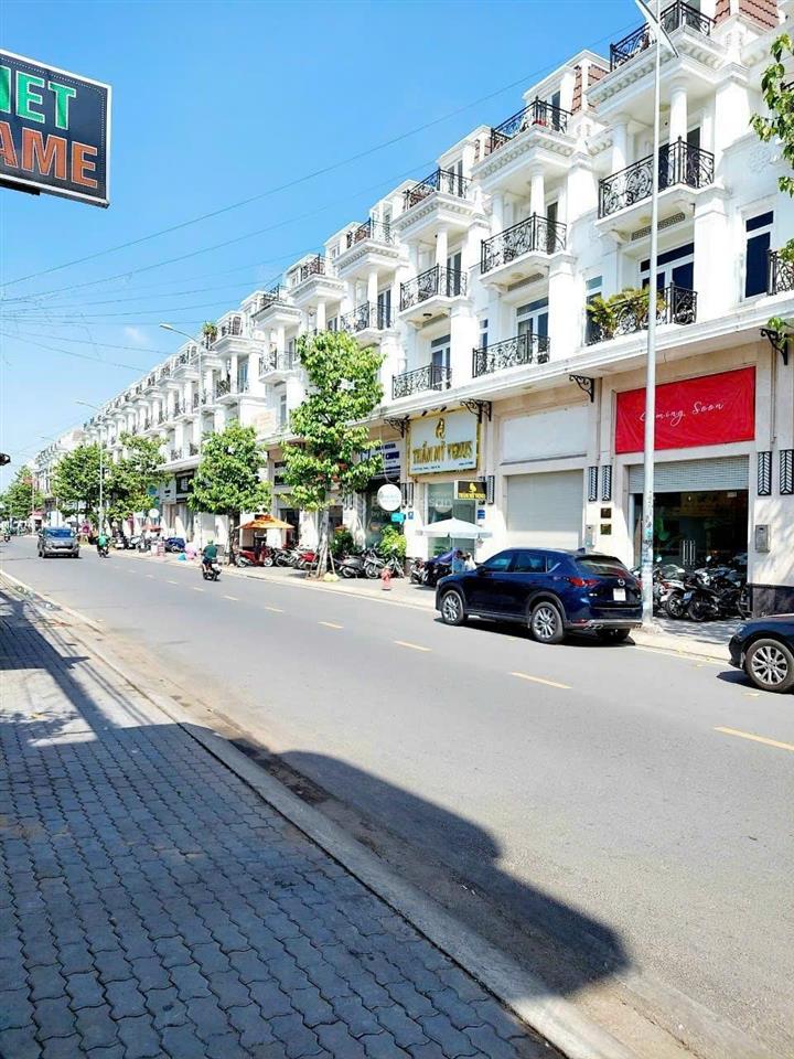 Bán nhà hxh phan văn trị, p5, gv, dt 5.5m x 17m, giá chỉ 8.7 tỷ đối diện siêu thị emart