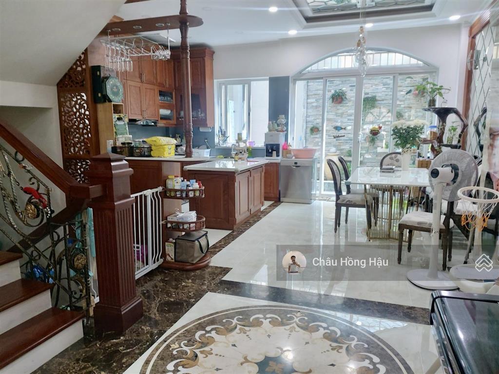 Cần bán biệt thự cổ điển đường nguyễn oanh  dt 16x22m, hầm + 2 tầng, gara + sân vườn rộng