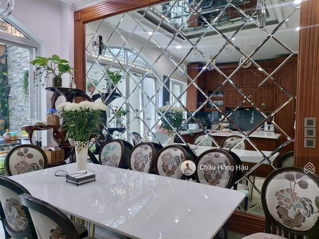 Cần bán biệt thự cổ điển đường nguyễn oanh  dt 16x22m, hầm + 2 tầng, gara + sân vườn rộng