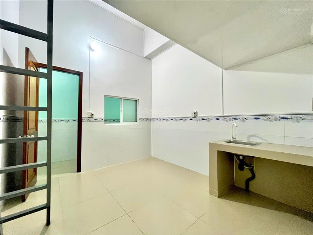 Phòng trọ giá rẻ sẵn máy lạnh giáp tân bình  luỹ bán bích  gần âu cơ  ngay vườn lài an ninh