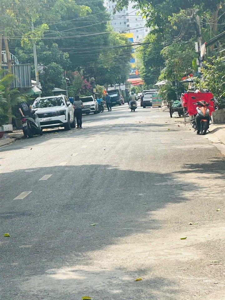 Cho thuê nhà khu họ lê  4x20m 5 tầng rộng rãi  đường nội bộ 16m  gần nguyễn sơn, phú thọ hòa