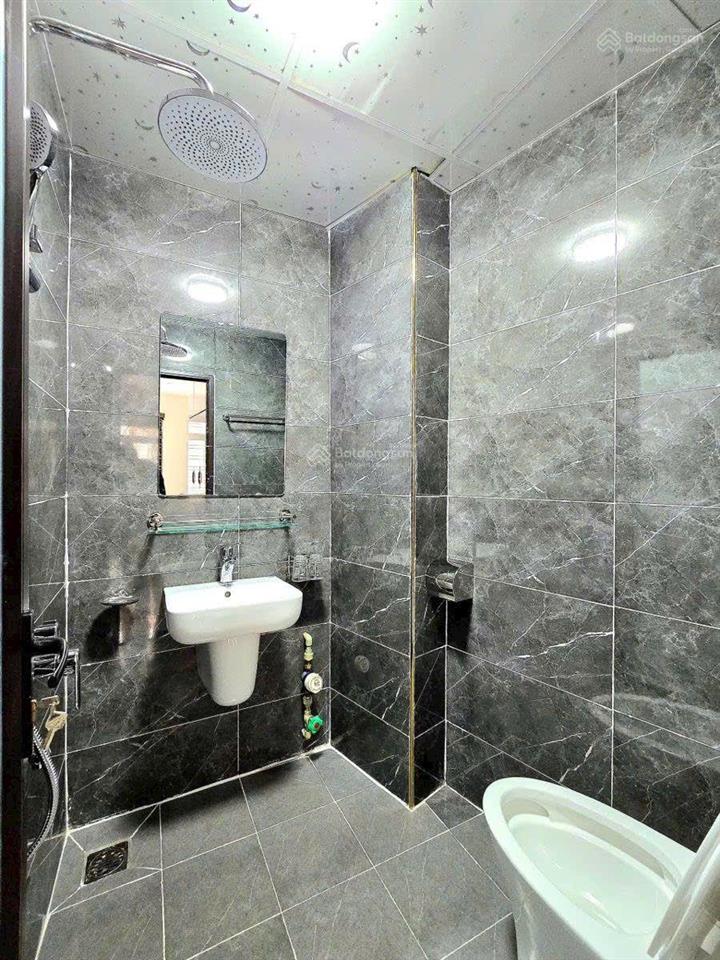 Cực sốc !! toà ccmn tôn đức thắng dòng tiền~1tỷ/ năm, 50m ra mặt phố, trước nhà 3 gác tránh.
