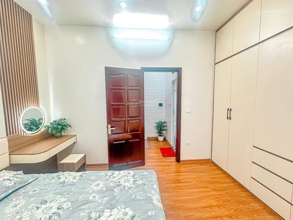 Nhà mới định công hạ, 3 gác đỗ cửa, gần ôtô, kd, gần phố, có thang máy, sổ cc, khoông qh,dt 40m2*6t