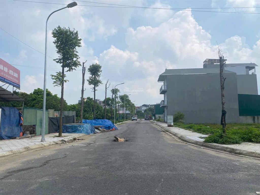 Bán lô đất mặt đường 16m ngay gần công viên lớn của khu, giá tốt