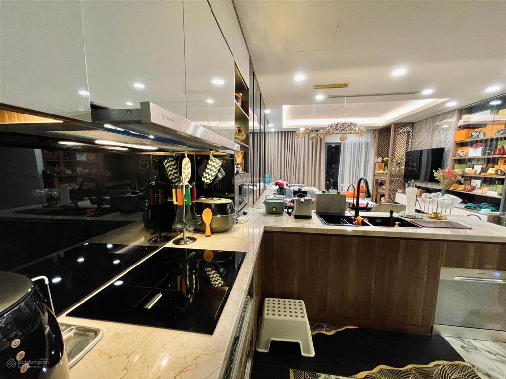 Tòa mới golden tower 275 nguyễn trãi. căn 3pn 141m2, tầng trung full nội thất mới, giá 13 tỷ