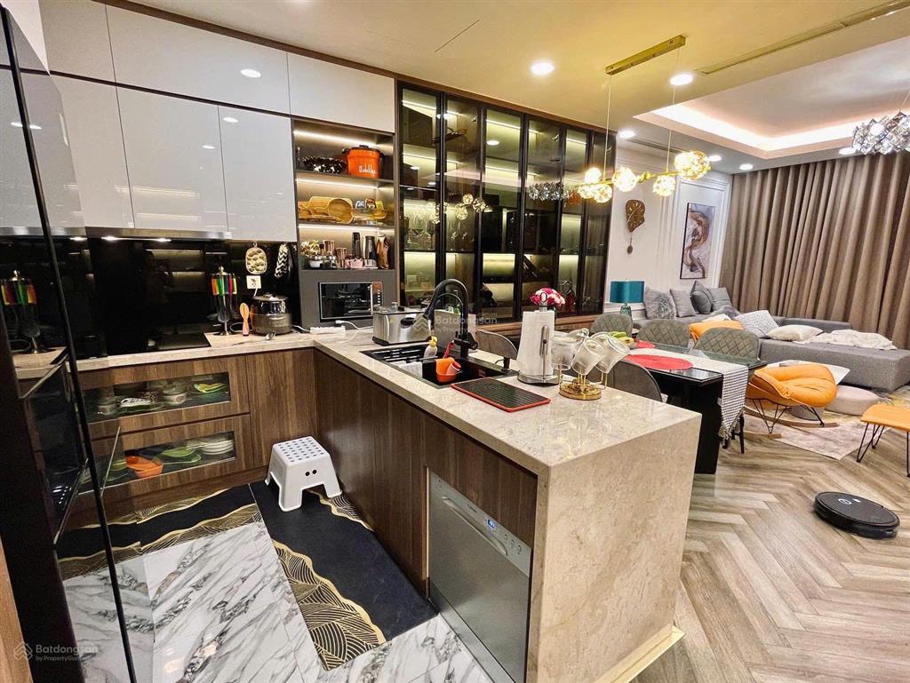 Tòa mới golden tower 275 nguyễn trãi. căn 3pn 141m2, tầng trung full nội thất mới, giá 13 tỷ