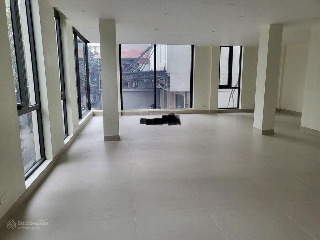 Cho thuê nhà mặt phố đội cấn, dt 100m2x3 tầng, mt 10m, giá 130tr,  0968 896 ***
