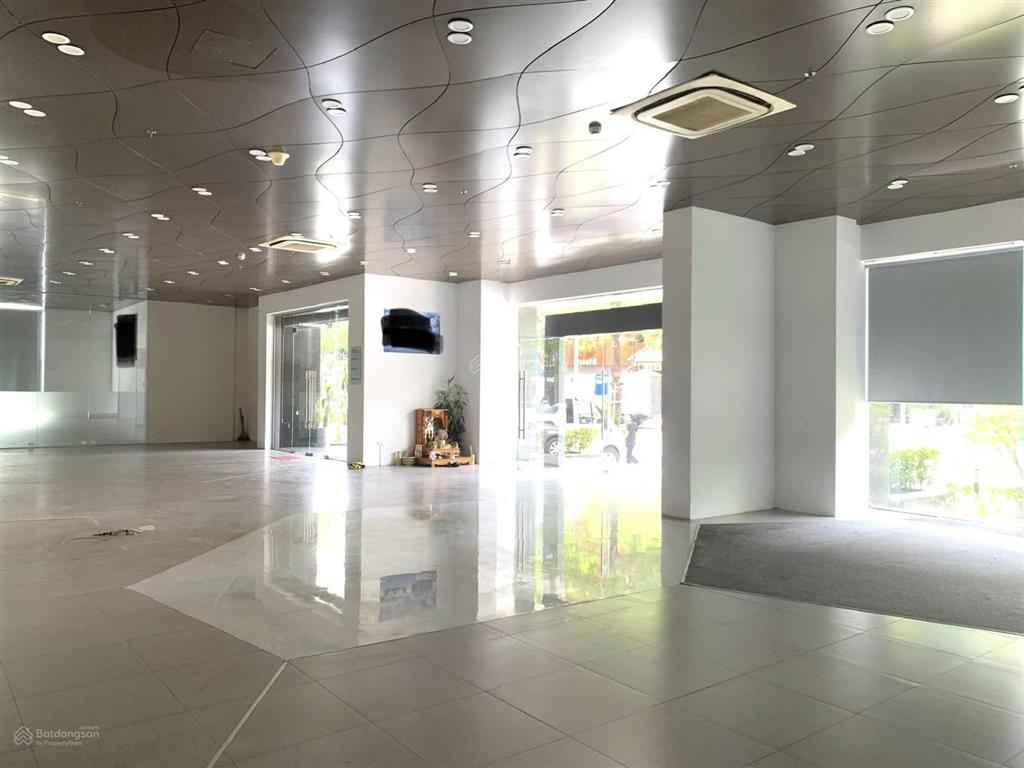 Cho thuê chân đế nhà mặt phố vũ phạm hàm, dt 333m², mt 25m, giá 250tr,  0968 896 ***