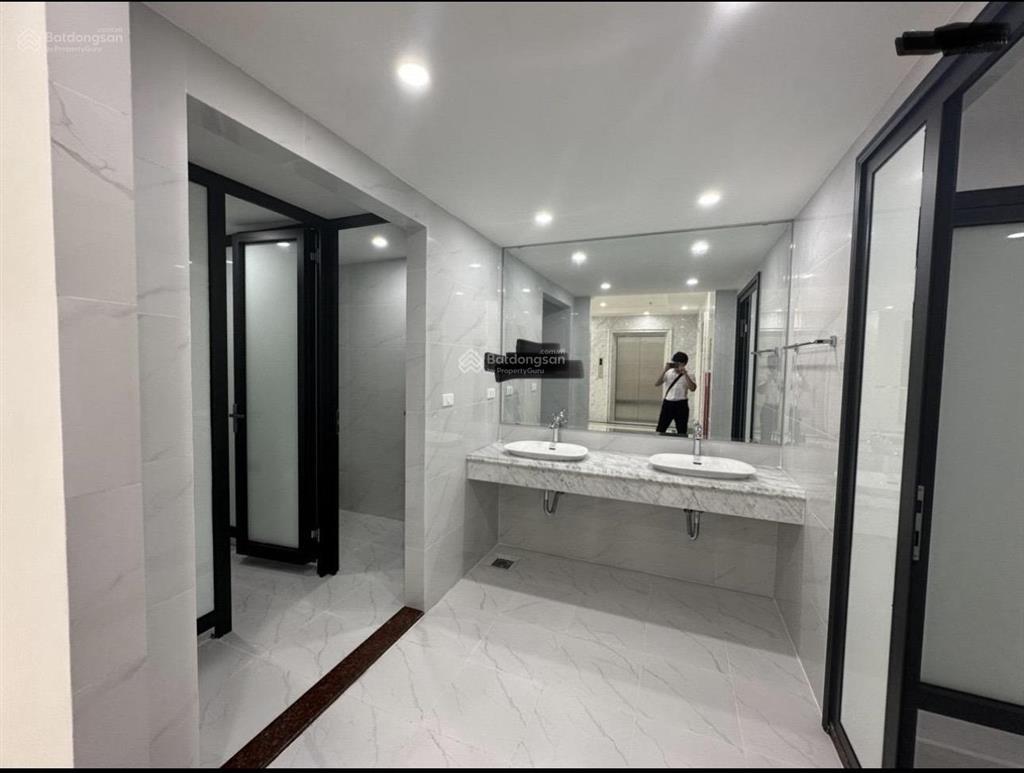 Cho thuê nhà mặt phố hàng chuối, dt 230m2 x 8 tầng + hầm, mt 11m, giá 400tr,  0968 896 ***