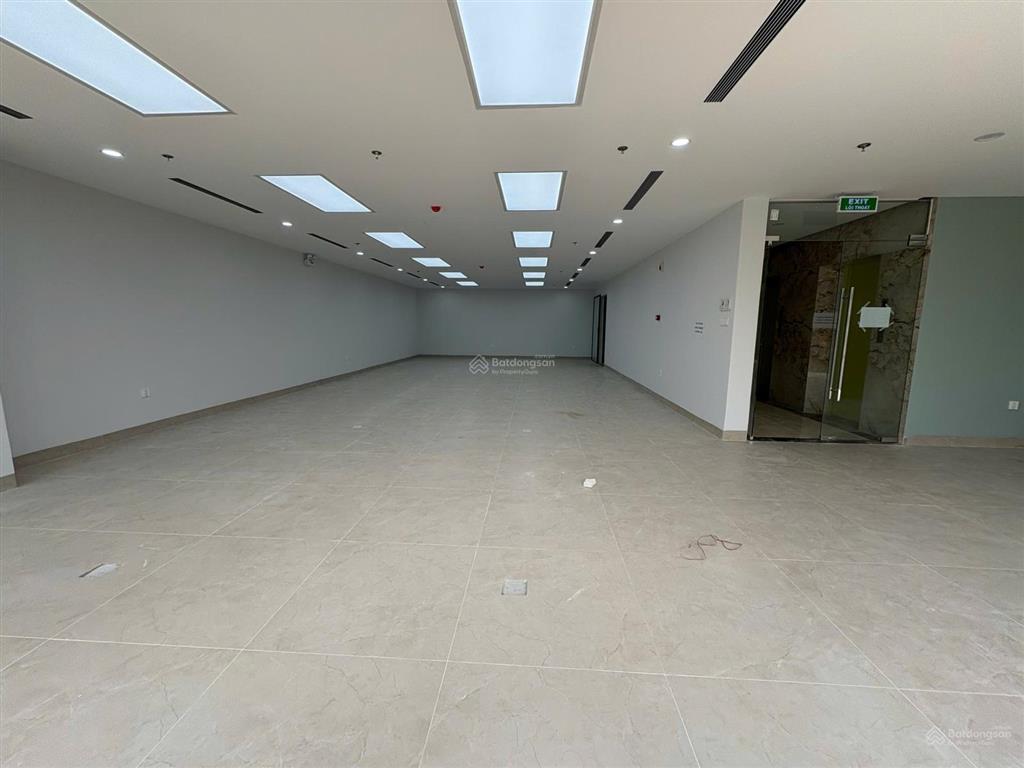 Cho thuê nhà mặt phố lạc long quân, dt 180m2x5 tầng + hầm, mt 11m, giá 300tr,  0968 896 ***