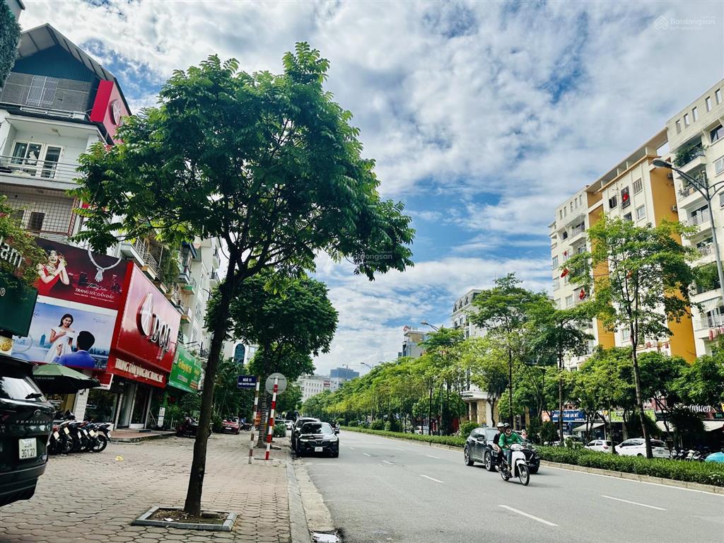 Cần sang nhượng tòa khách sạn văn phòng 5 sao 8.000m² khu cầu giấy 39 tầng, đang xây 350 tỷ tl