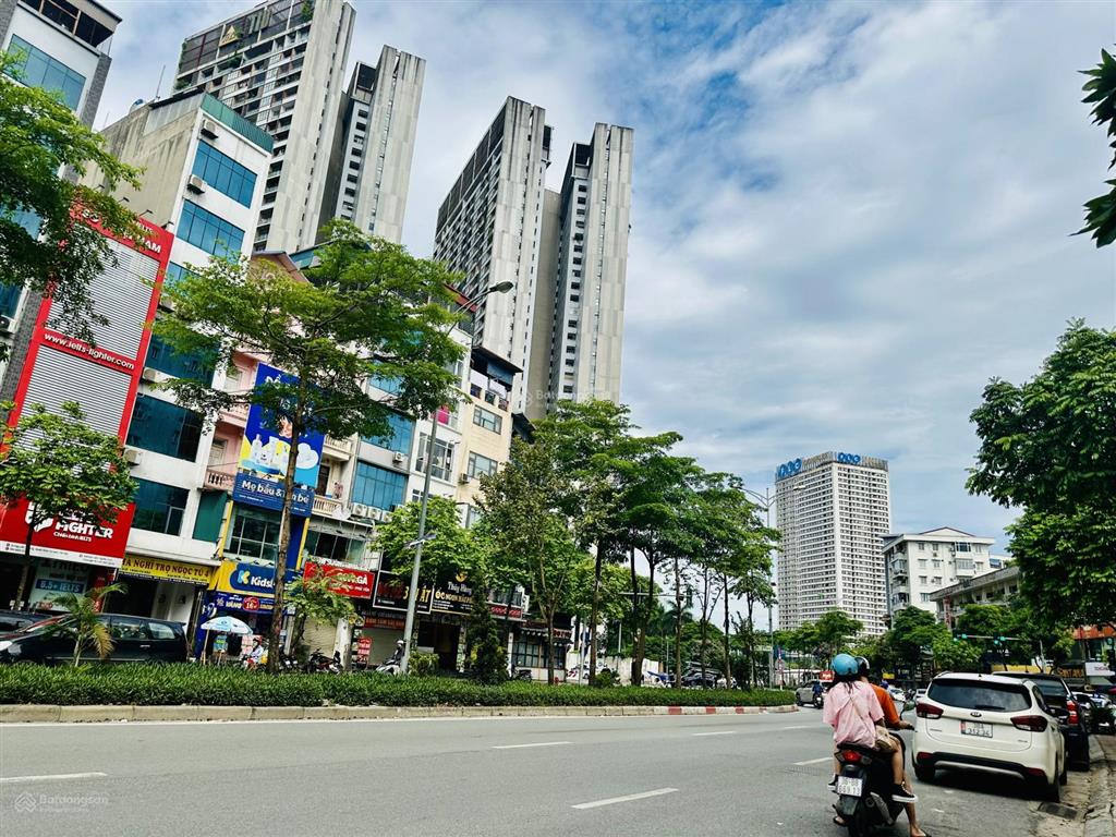Cần sang nhượng tòa khách sạn văn phòng 5 sao 8.000m² khu cầu giấy 39 tầng, đang xây 350 tỷ tl