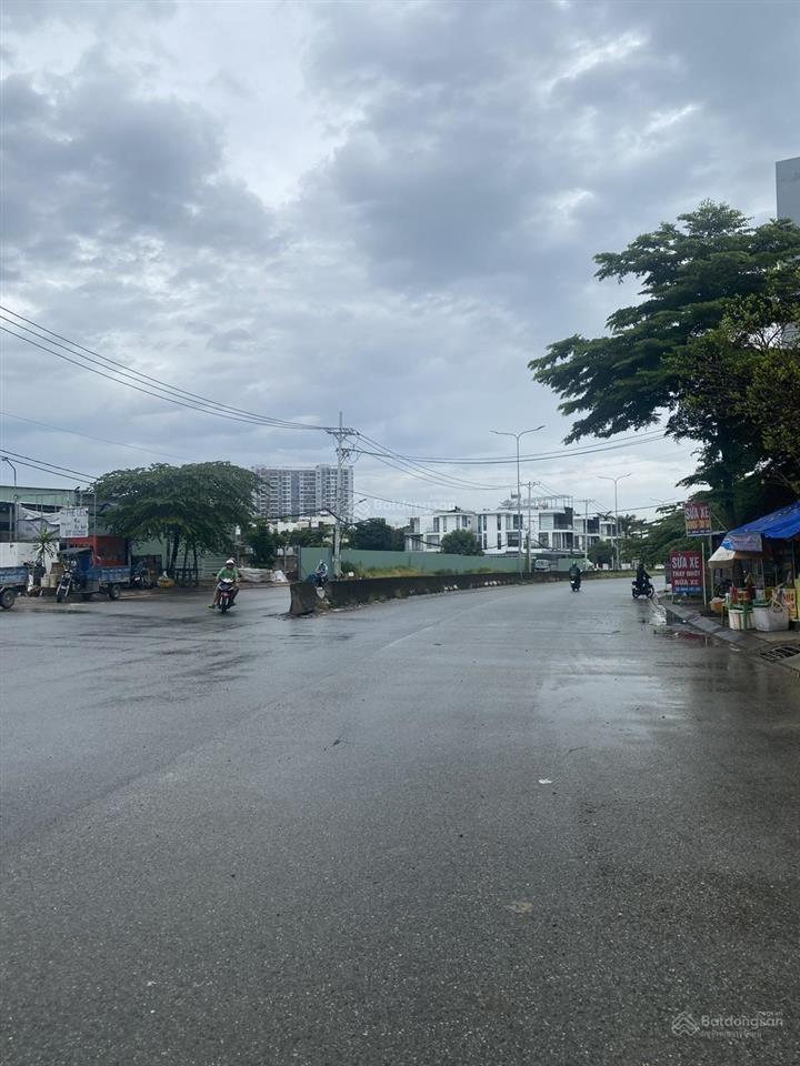 Bán đất mặt tiền đường liên phường gần lucasta khang điền, giá 13,8 tỷ.