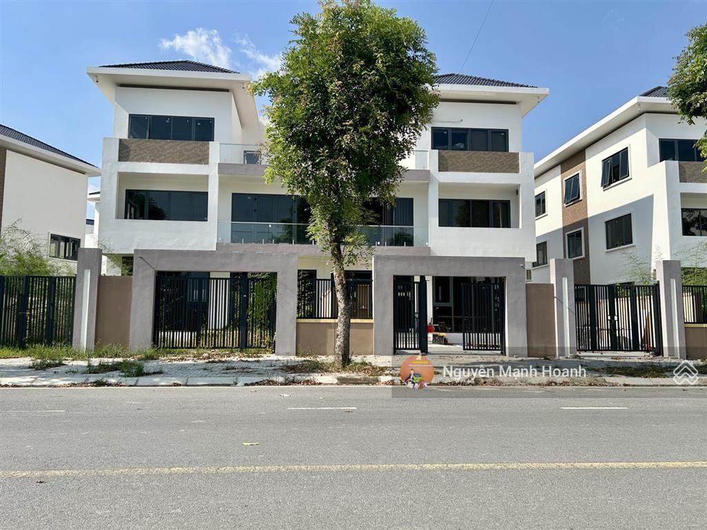 Căn biệt thự gần mặt kênh 300m2, giá 78tr/m2, không phải lúc nào cũng có hàng đẹp như này!