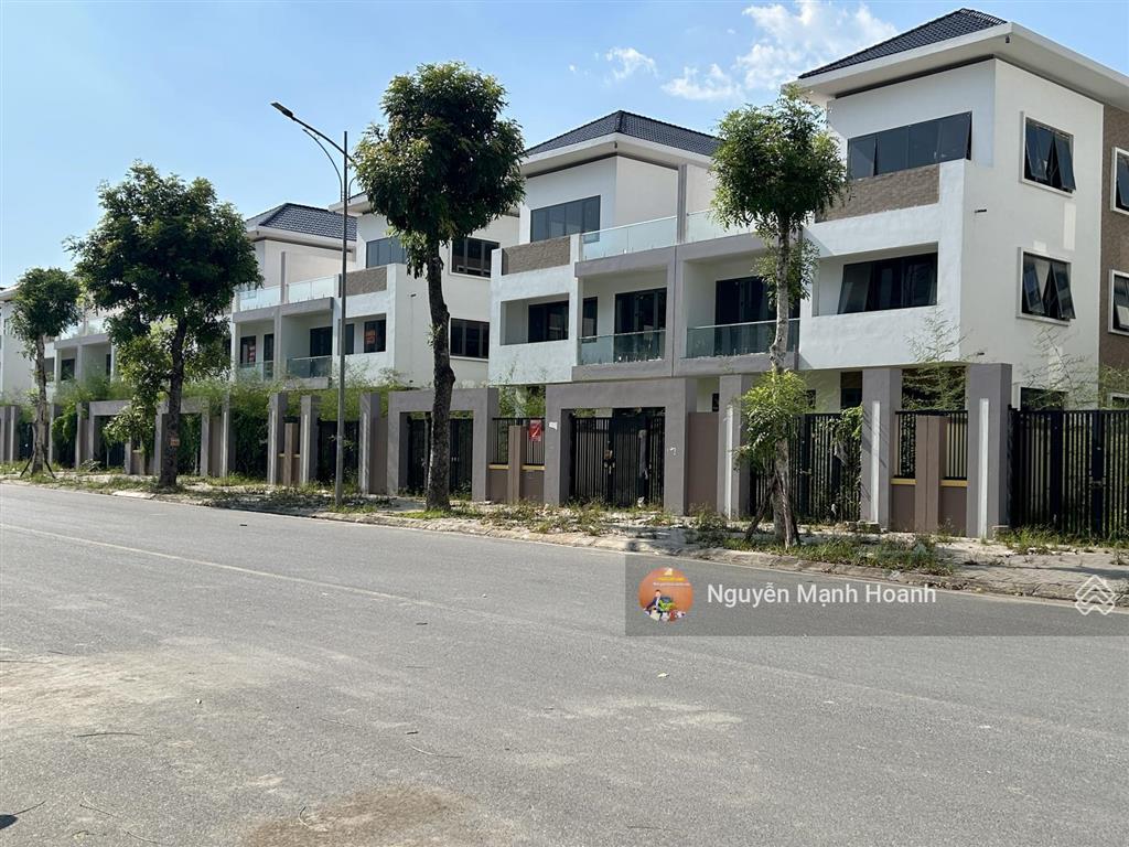 Căn biệt thự gần mặt kênh 300m2, giá 78tr/m2, không phải lúc nào cũng có hàng đẹp như này!