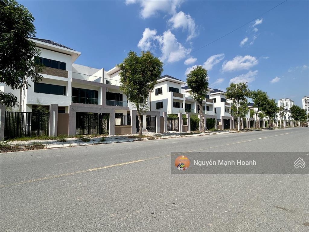 Căn biệt thự gần mặt kênh 300m2, giá 78tr/m2, không phải lúc nào cũng có hàng đẹp như này!