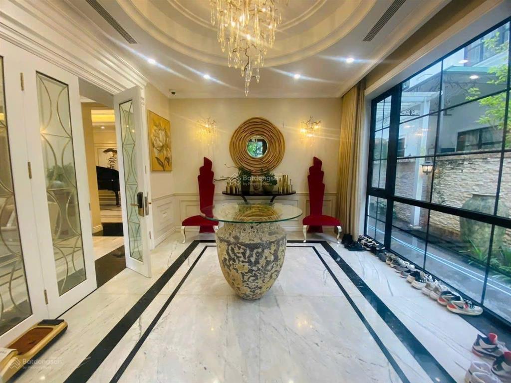 Bán căn biệt thự view hồ rẻ nhất dự án, 226m2, chỉ 24 tỷ, hoàn thiện nội thất châu về ở luôn