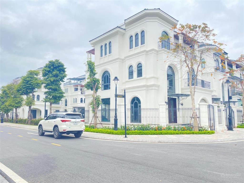 Bán gấp biệt thự view sông, 226m2, chỉ 20.4 tỷ, 3 mặt thoáng, đường rộng, cực hiếm