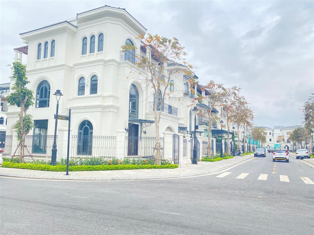 Bán gấp biệt thự view sông, 226m2, chỉ 20.4 tỷ, 3 mặt thoáng, đường rộng, cực hiếm