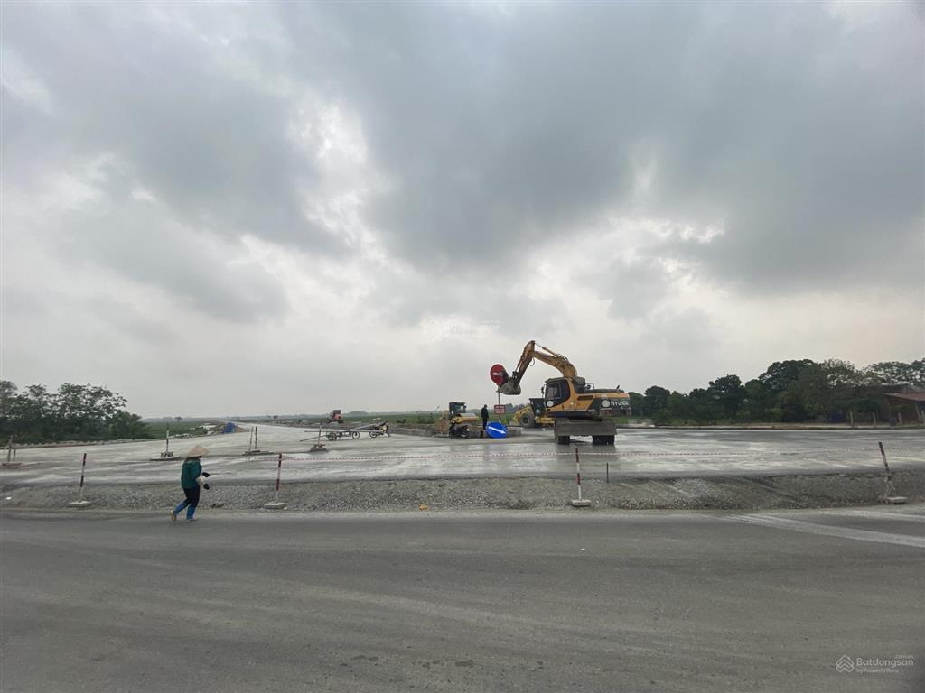 Bán nhà mặt đường 975 view sông, sát ngã tư đường 68m, 400m2, giá đầu tư 6.9 tỷ