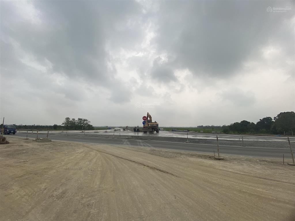 Bán nhà mặt đường 975 view sông, sát ngã tư đường 68m, 400m2, giá đầu tư 6.9 tỷ