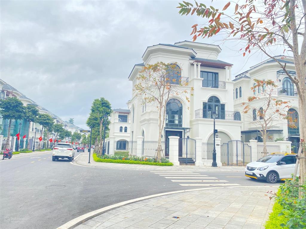 Bán gấp biệt thự view hồ, 226m2, chỉ 20,4 tỷ, 3 mặt thoáng, đường rộng, cực hiếm