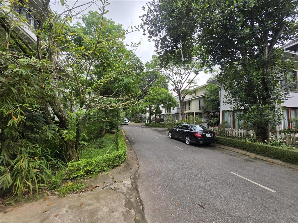 Bán cắt lỗ hơn 17 tỷ biệt thự đơn lập vườn mai ecopark siêu hiếm  lô góc  dt đất 750m2  mt 18m