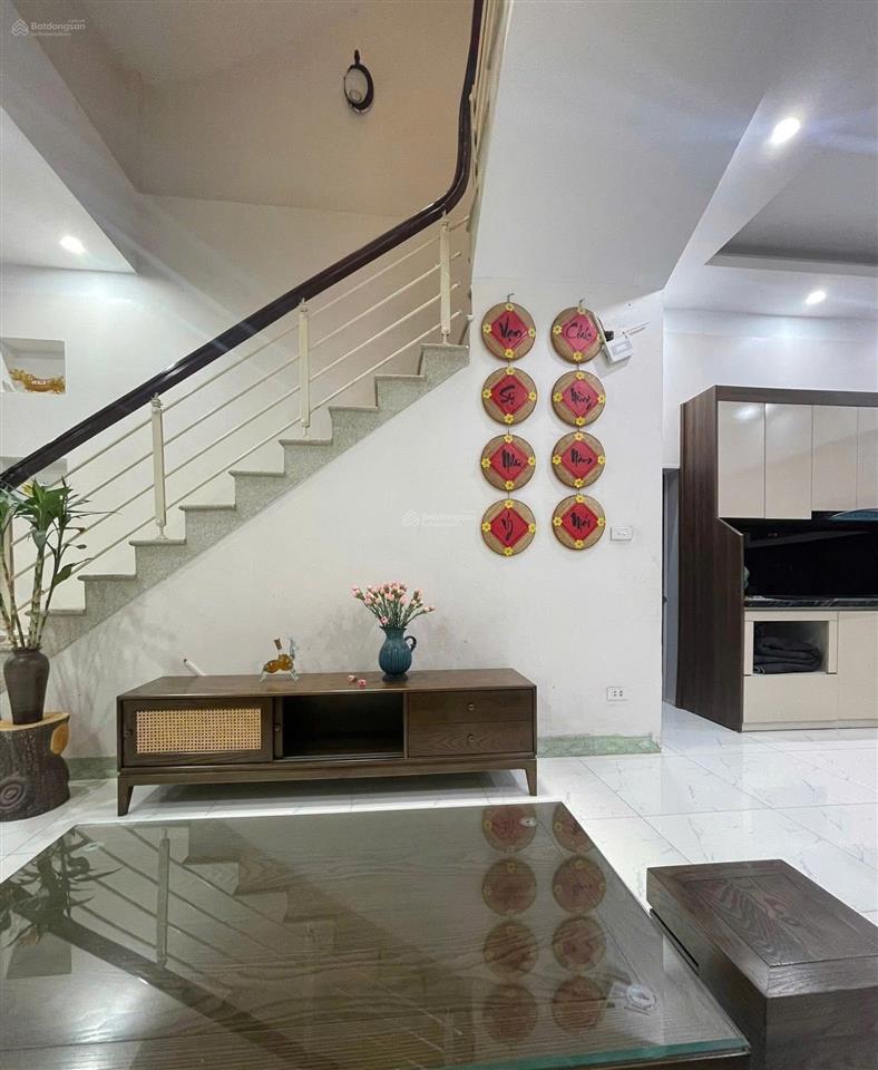 Cho thuê nhà 25 lạc trung, 52mx4 tầng, 15 triệu/th, 4 ngủ, 3 wc, full nội thất, nhà mới, gần ô tô.
