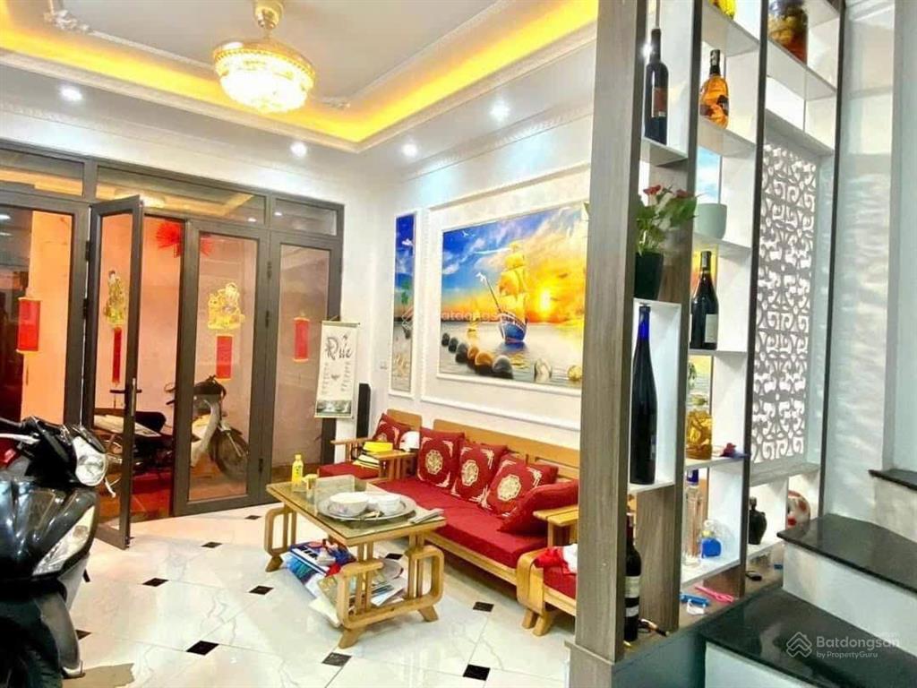 Cho thuê nhà ngõ 523 minh khai, 30mx5 tầng, 12 triệu/th, 3 ngủ, 4 wc, full nội thất, nhà còn mới.