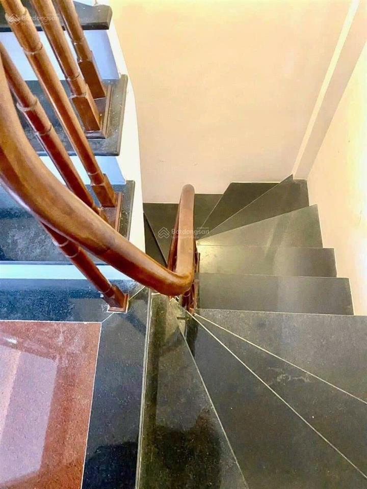 Cho thuê nhà ngõ 523 minh khai, 30mx5 tầng, 12 triệu/th, 3 ngủ, 4 wc, full nội thất, nhà còn mới.