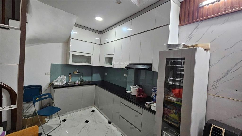 Cho thuê nhà ngõ 523 minh khai, 30mx5 tầng, 12 triệu/th, 3 ngủ, 4 wc, full nội thất, nhà còn mới.