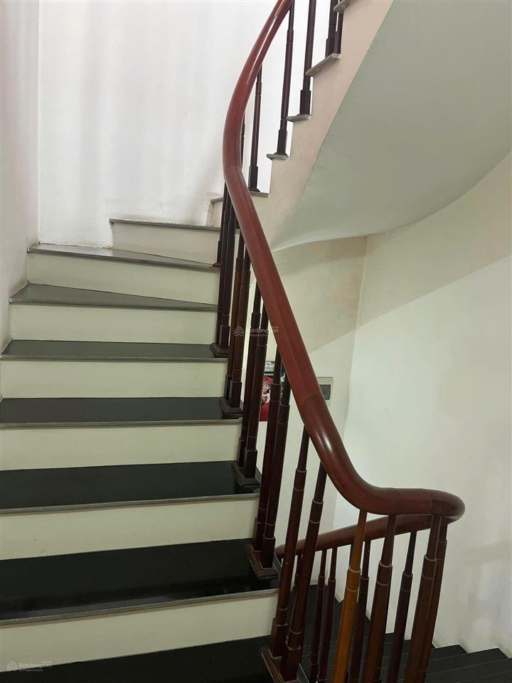 Cho thuê nhà 143 nguyễn chính, 50m²x4 tầng, 12,5 triệu/th, 4 ngủ, 4 wc, nhà đẹp, ô tô tránh.