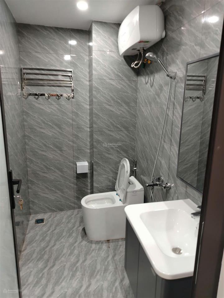 Cho thuê nhà 145 giáp bát, 40mx5 tầng, 12 triệu/th, 3 ngủ, 4 wc, full nội thất, nhà sạch thoáng.