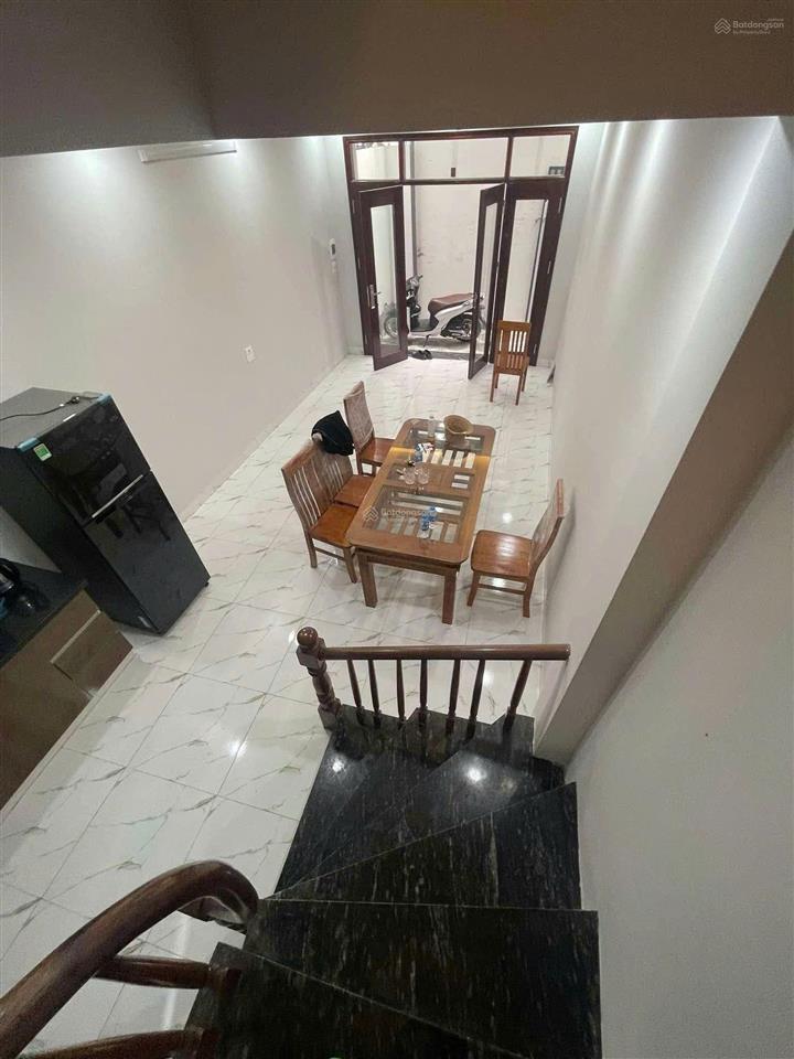 Cho thuê nhà 145 giáp bát, 40mx5 tầng, 12 triệu/th, 3 ngủ, 4 wc, full nội thất, nhà sạch thoáng.