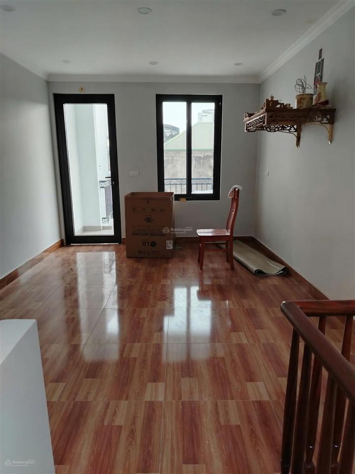 Cho thuê nhà 145 giáp bát, 40mx5 tầng, 12 triệu/th, 3 ngủ, 4 wc, full nội thất, nhà sạch thoáng.