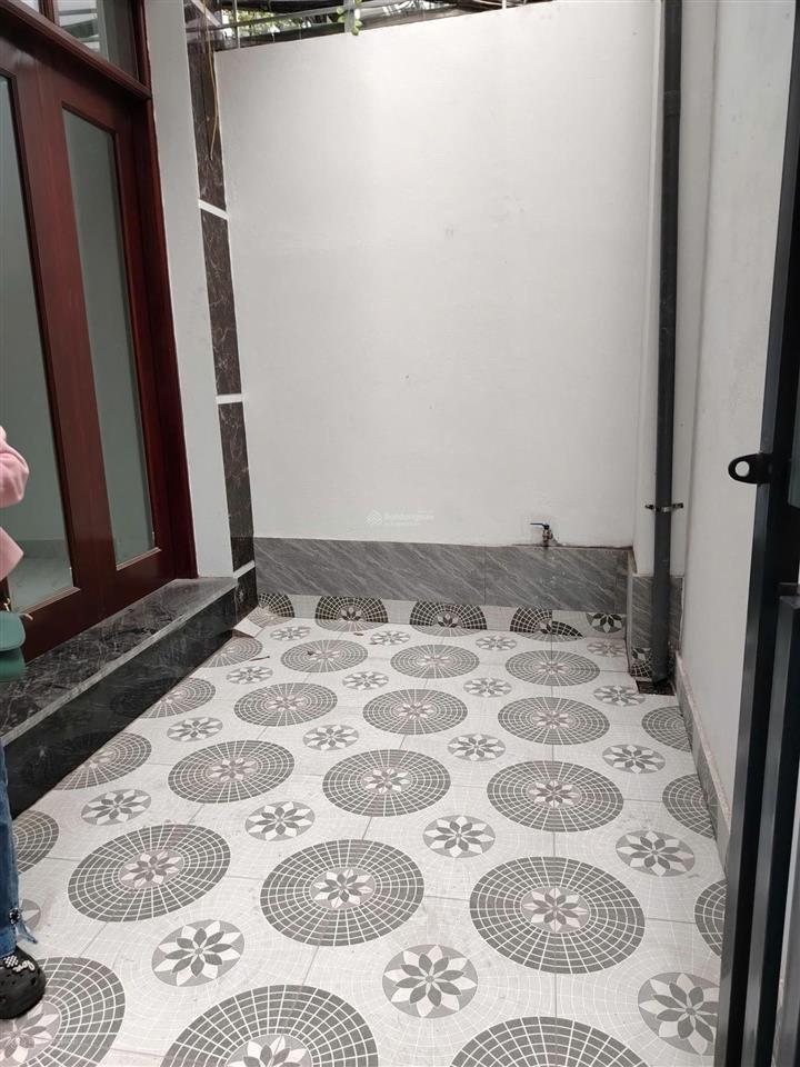 Cho thuê nhà 145 giáp bát, 40mx5 tầng, 12 triệu/th, 3 ngủ, 4 wc, full nội thất, nhà sạch thoáng.