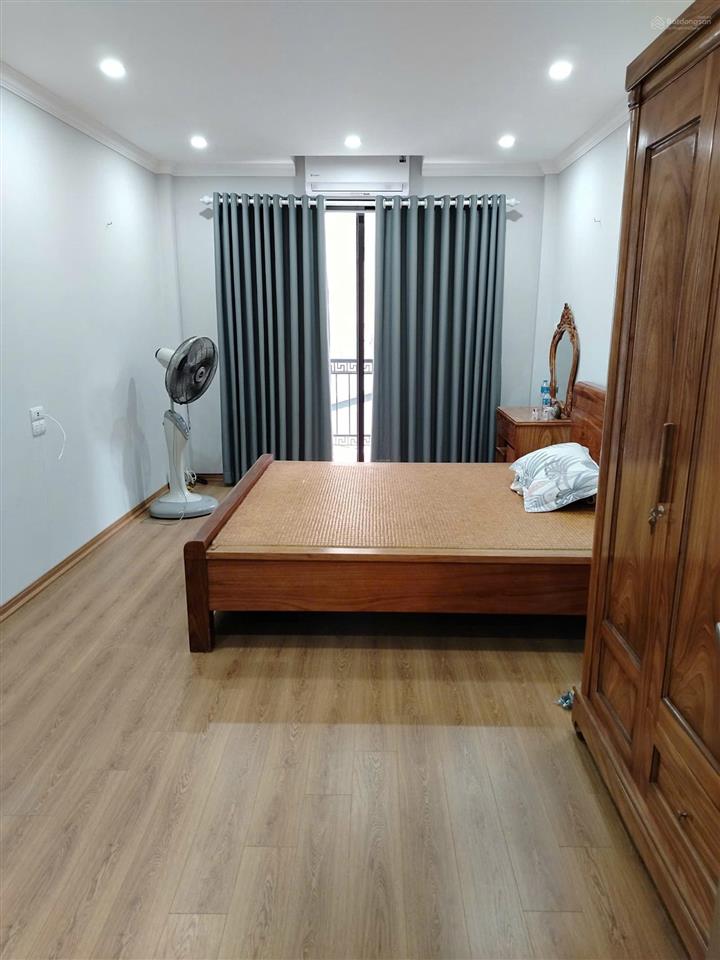 Cho thuê nhà 145 giáp bát, 40mx5 tầng, 12 triệu/th, 3 ngủ, 4 wc, full nội thất, nhà sạch thoáng.