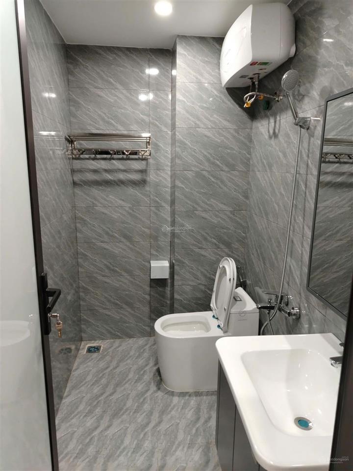 Cho thuê nhà 145 giáp bát, 40mx5 tầng, 12 triệu/th, 3 ngủ, 4 wc, full nội thất, nhà sạch thoáng.